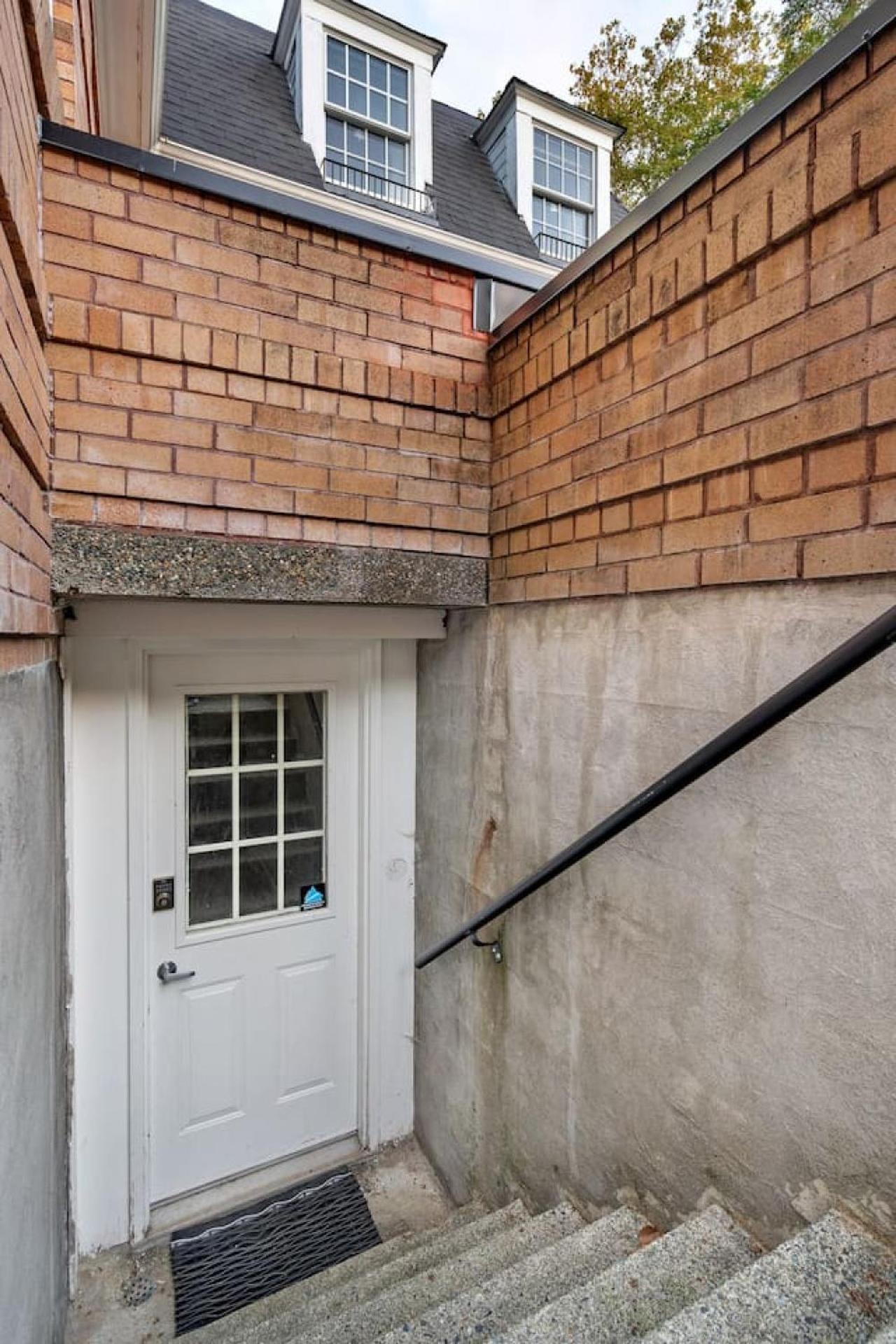 Cozy Basement Apartment With Skylights Vancouver Exterior foto